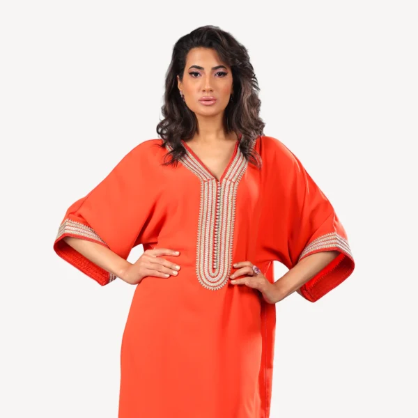 Gandoura Ghala Mautassin orange clair, ornée de zwak maalem, idéale pour les occasions festives.