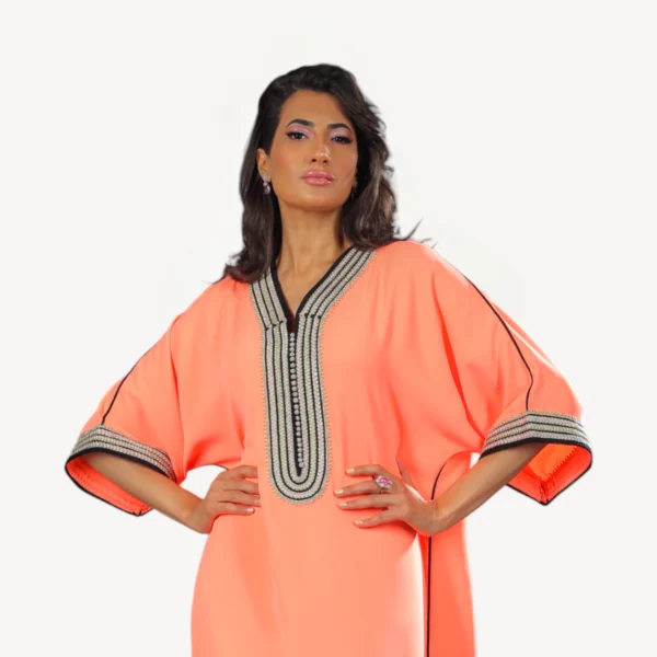 Gandoura Ghala Mautassin orange corail, une pièce raffinée avec des broderies traditionnelles.