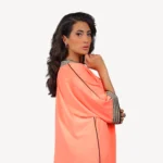 Gandoura Ghala Mautassin orange corail, une pièce raffinée avec des broderies traditionnelles.