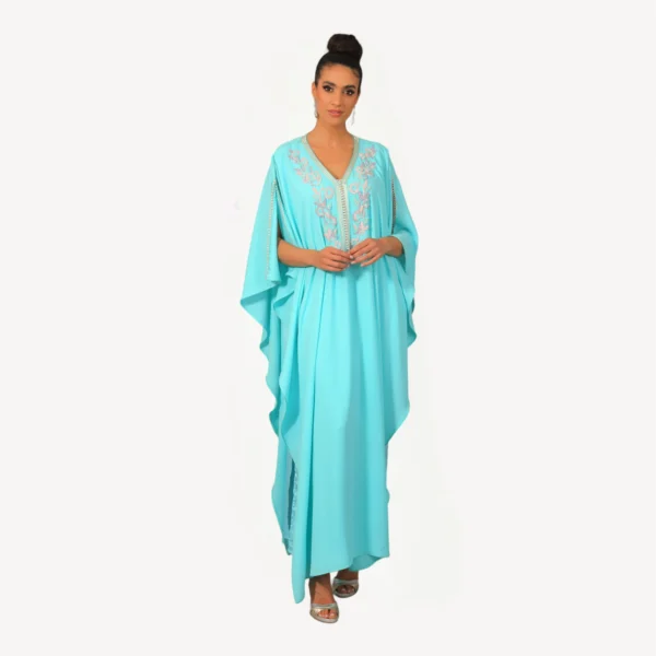 Gandoura Hala Mautassin en bleu turquoise, en crêpe georgette et soie, ornée de perlage artisanal et de détails luxueux.