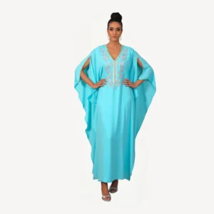 Gandoura Hala Mautassin en bleu turquoise, en crêpe georgette et soie, ornée de perlage artisanal et de détails luxueux.