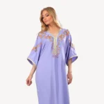 Gandoura Nour en mauve clair, élégante et raffinée, idéale pour des occasions spéciales.