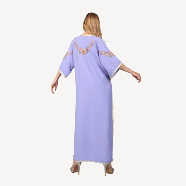 Gandoura Nour en mauve clair, élégante et raffinée, idéale pour des occasions spéciales.