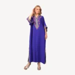 Gandoura Rahaf Mautassin mauve en crêpe, ornée de broderies et perlage artisanal, idéale pour les occasions spéciales.