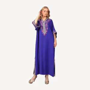 Gandoura Rahaf Mautassin mauve en crêpe, ornée de broderies et perlage artisanal, idéale pour les occasions spéciales.