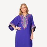 Gandoura Rahaf Mautassin mauve en crêpe, ornée de broderies et perlage artisanal, idéale pour les occasions spéciales.