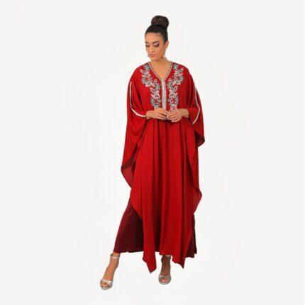 Gandoura Rawan Mautassin en crêpe georgette et soie, ornée de perlage artisanal, idéale pour les réceptions élégantes.