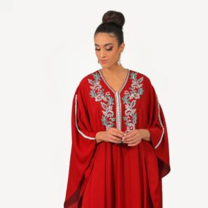 Gandoura Rawan Mautassin en crêpe georgette et soie, ornée de perlage artisanal, idéale pour les réceptions élégantes.