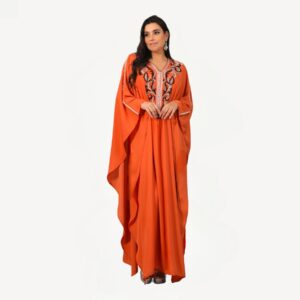 Gandoura Shahd Mautassin en crêpe georgette et soie, design épuré avec perlage délicat, idéale pour un look chic au quotidien.