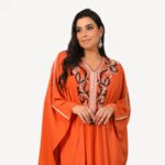 Gandoura Shahd Mautassin en crêpe georgette et soie, design épuré avec perlage délicat, idéale pour un look chic au quotidien.