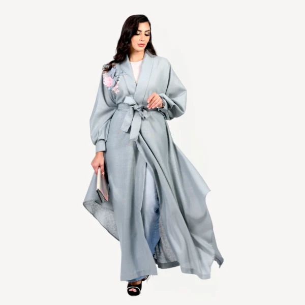 Kimono Alia Mautassin bleu gris élégant, orné de broderies artisanales, une tenue idéale pour mariages et réceptions.