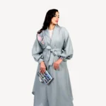 Kimono Alia Mautassin bleu gris élégant, orné de broderies artisanales, une tenue idéale pour mariages et réceptions.