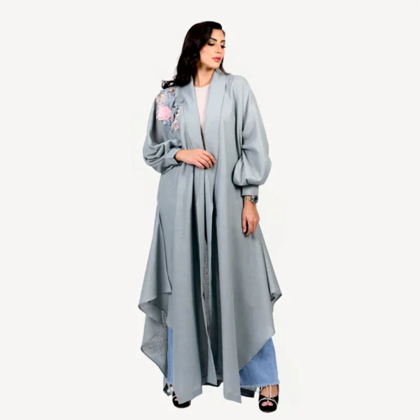 Kimono Alia Mautassin bleu gris élégant, orné de broderies artisanales, une tenue idéale pour mariages et réceptions.