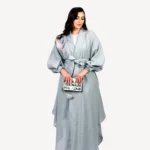 Kimono Alia Mautassin bleu gris élégant, orné de broderies artisanales, une tenue idéale pour mariages et réceptions.