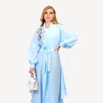 Kimono Alia Mautassin bleu ciel lumineux, confectionné avec soin, parfait pour un style raffiné et intemporel.