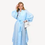 Kimono Alia Mautassin bleu ciel lumineux, confectionné avec soin, parfait pour un style raffiné et intemporel.