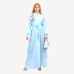 Kimono Alia Mautassin bleu ciel lumineux, confectionné avec soin, parfait pour un style raffiné et intemporel.