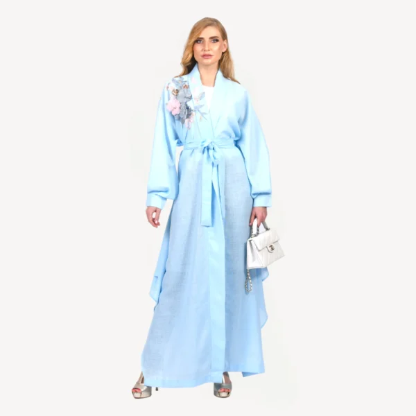 Kimono Alia Mautassin bleu ciel lumineux, confectionné avec soin, parfait pour un style raffiné et intemporel.