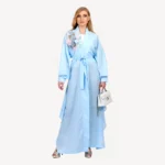 Kimono Alia Mautassin bleu ciel lumineux, confectionné avec soin, parfait pour un style raffiné et intemporel.