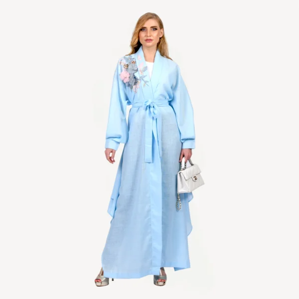 Kimono Alia Mautassin bleu ciel lumineux, confectionné avec soin, parfait pour un style raffiné et intemporel.