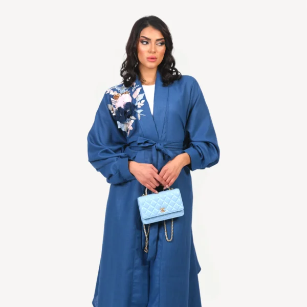 Kimono Alia Mautassin bleu foncé luxueux, avec des broderies sophistiquées, idéal pour des occasions prestigieuses.