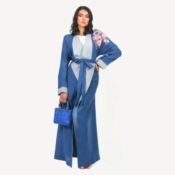 Kimono Dania Mautassin en bleu foncé avec accents bleu gris, confectionné à la main, parfait pour les occasions élégantes.