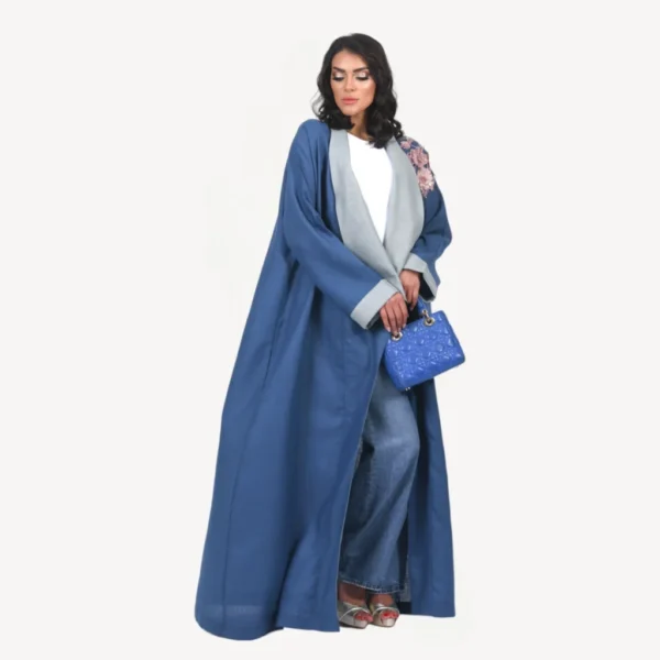 Kimono Dania Mautassin en bleu foncé avec accents bleu gris, confectionné à la main, parfait pour les occasions élégantes.