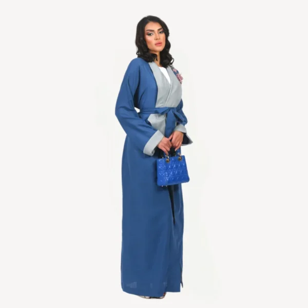 Kimono Dania Mautassin en bleu foncé avec accents bleu gris, confectionné à la main, parfait pour les occasions élégantes.