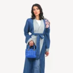 Kimono Dania Mautassin en bleu foncé avec accents bleu gris, confectionné à la main, parfait pour les occasions élégantes.