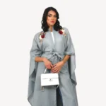 Kimono Elissa Mautassin bleu gris élégant, une tenue artisanale parfaite pour des occasions prestigieuses.