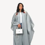 Kimono Elissa Mautassin bleu gris élégant, une tenue artisanale parfaite pour des occasions prestigieuses.