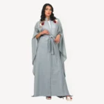 Kimono Elissa Mautassin bleu gris élégant, une tenue artisanale parfaite pour des occasions prestigieuses.