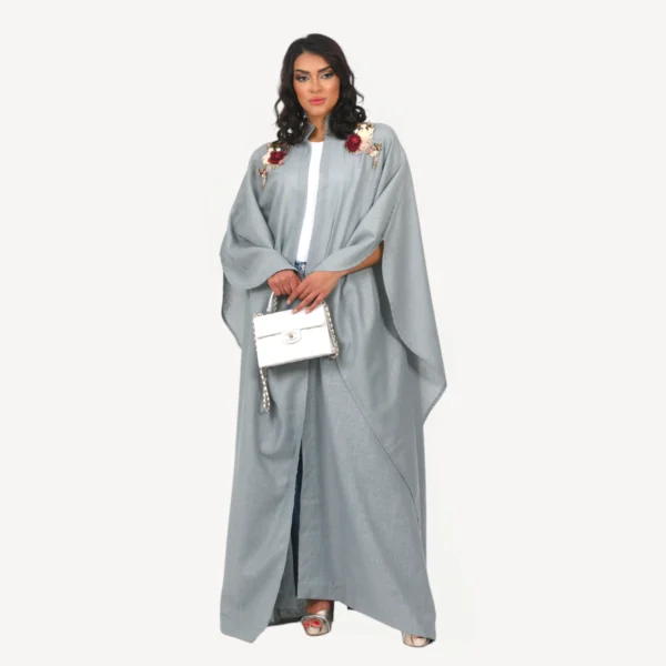 Kimono Elissa Mautassin bleu gris élégant, une tenue artisanale parfaite pour des occasions prestigieuses.