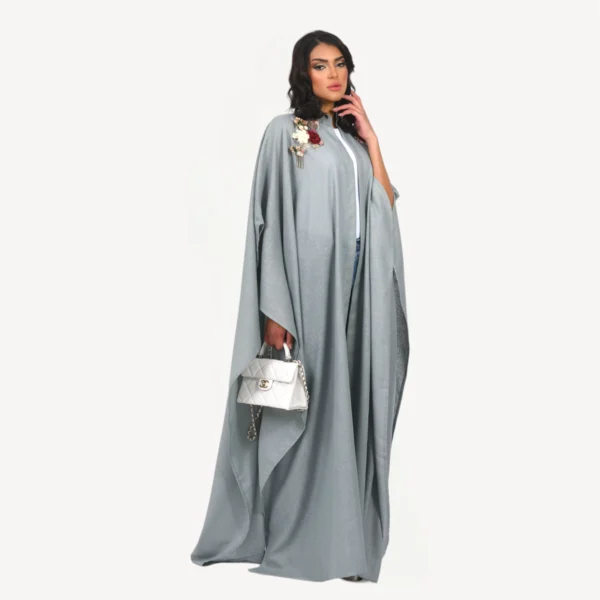 Kimono Elissa Mautassin bleu gris élégant, une tenue artisanale parfaite pour des occasions prestigieuses.