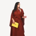 Kimono Elissa Mautassin bordeaux brique raffiné avec finitions artisanales, conçu pour mariages et soirées élégantes.