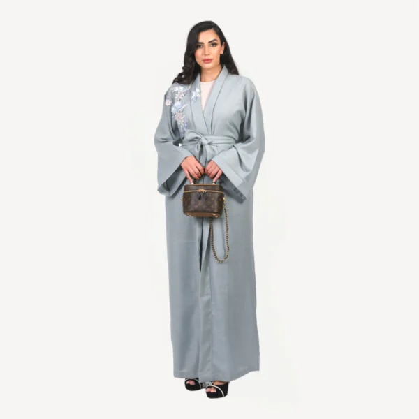 Kimono Leena Mautassin bleu gris élégant, une pièce artisanale idéale pour mariages et réceptions sophistiquées.