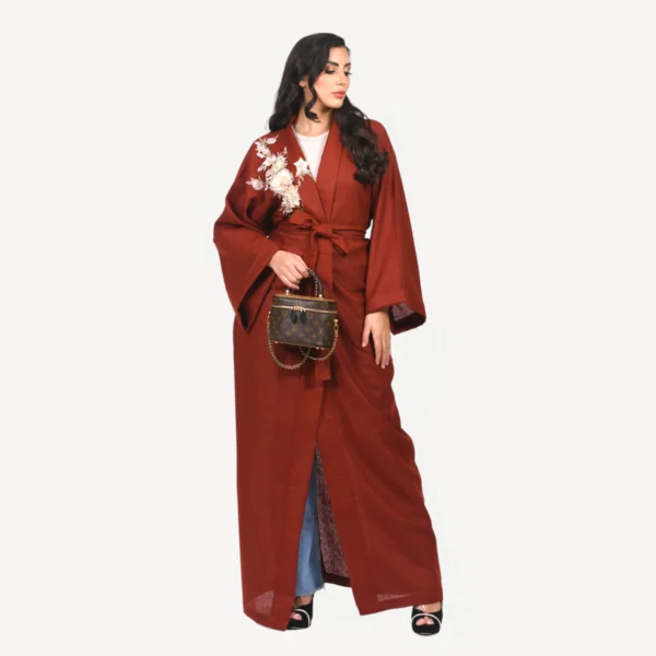 Kimono Leena Mautassin bordeaux sophistiqué, conçu pour soirées élégantes et tenues chic au quotidien.