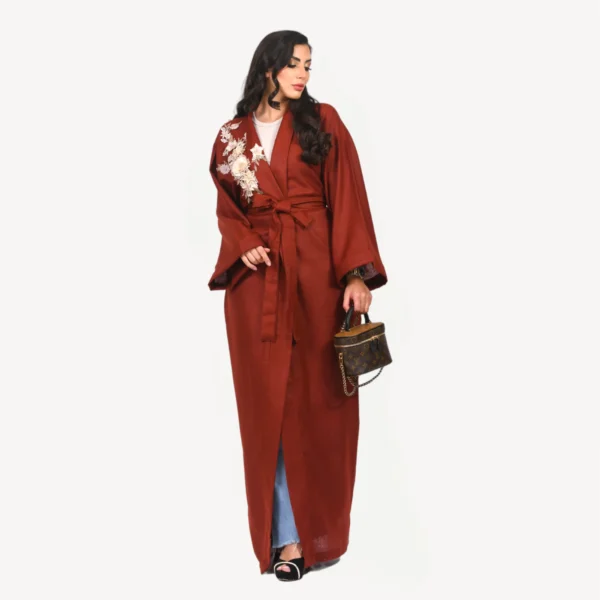 Kimono Leena Mautassin bordeaux sophistiqué, conçu pour soirées élégantes et tenues chic au quotidien.