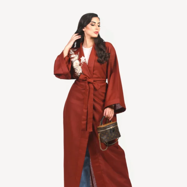 Kimono Leena Mautassin bordeaux sophistiqué, conçu pour soirées élégantes et tenues chic au quotidien.