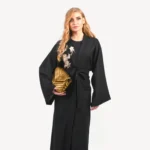 Kimono Leena Mautassin noir raffiné avec finitions impeccables, parfait pour les grandes occasions et un style intemporel.