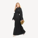 Kimono Leena Mautassin noir raffiné avec finitions impeccables, parfait pour les grandes occasions et un style intemporel.