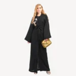 Kimono Leena Mautassin noir raffiné avec finitions impeccables, parfait pour les grandes occasions et un style intemporel.