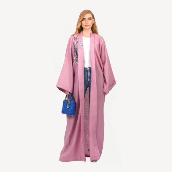 Kimono Leena Mautassin rose délicat avec coupe fluide et aérienne, idéal pour mariages et occasions élégantes.