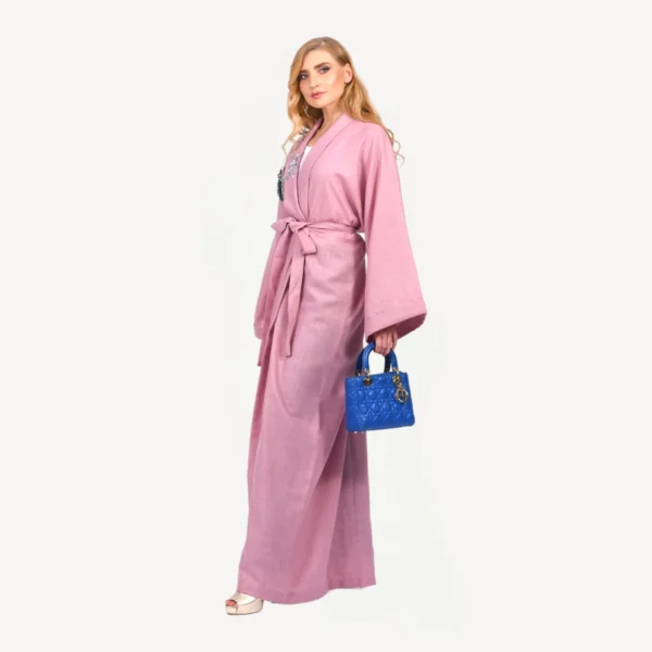 Kimono Leena Mautassin rose délicat avec coupe fluide et aérienne, idéal pour mariages et occasions élégantes.