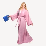 Kimono Leena Mautassin rose délicat avec coupe fluide et aérienne, idéal pour mariages et occasions élégantes.