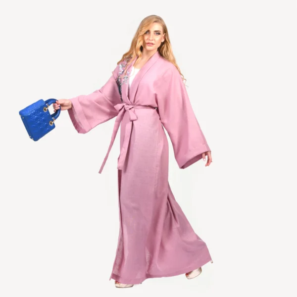 Kimono Leena Mautassin rose délicat avec coupe fluide et aérienne, idéal pour mariages et occasions élégantes.