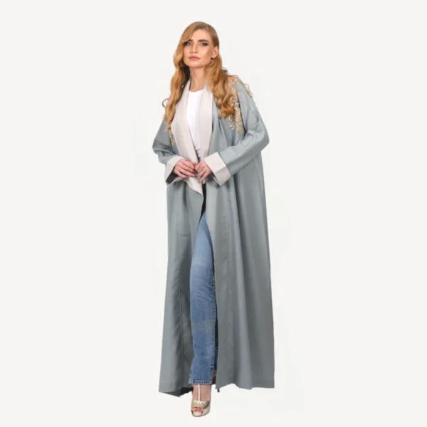 Kimono Maya Mautassin bleu gris avec beige clair, une tenue artisanale sophistiquée et intemporelle.