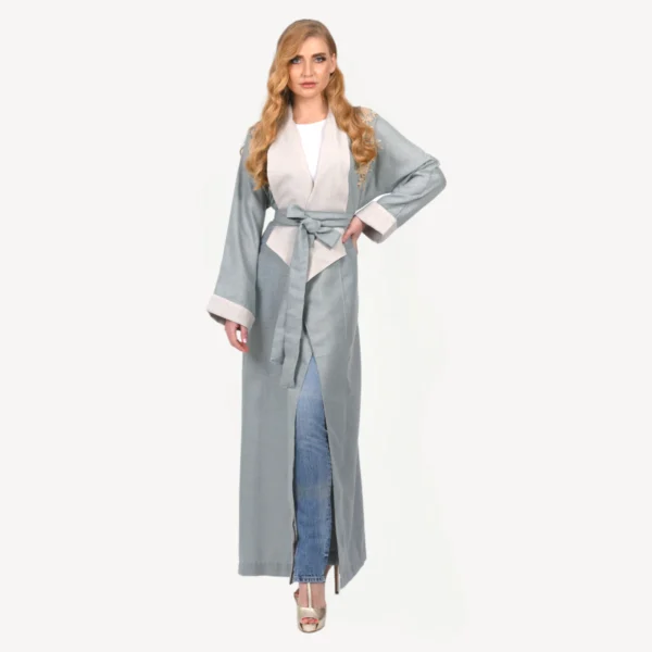 Kimono Maya Mautassin bleu gris avec beige clair, une tenue artisanale sophistiquée et intemporelle.