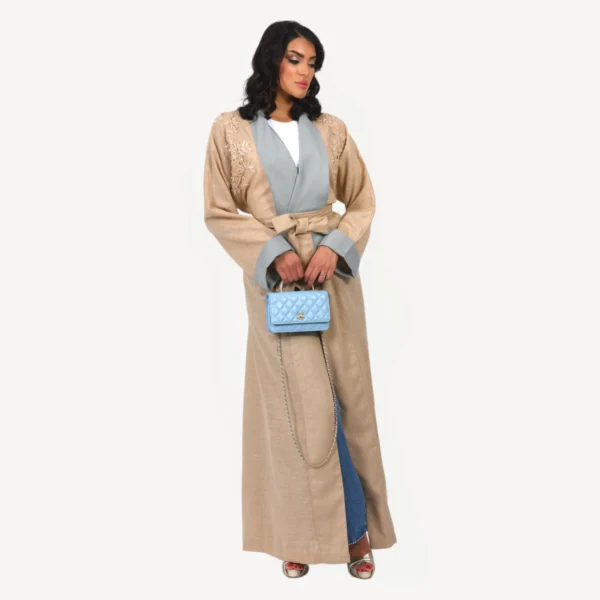 Kimono Maya Mautassin jaune sable et bleu gris élégant, confectionné à la main, idéal pour mariages et soirées élégantes.