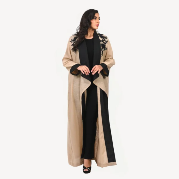 Kimono Maya Mautassin en jaune sable avec détails noirs, une tenue raffinée et contemporaine parfaite pour occasions prestigieuses.